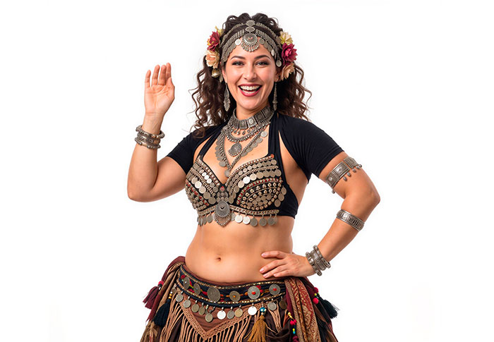 Bailarina de danza del vientre tribal mostrando el código estético y la postura